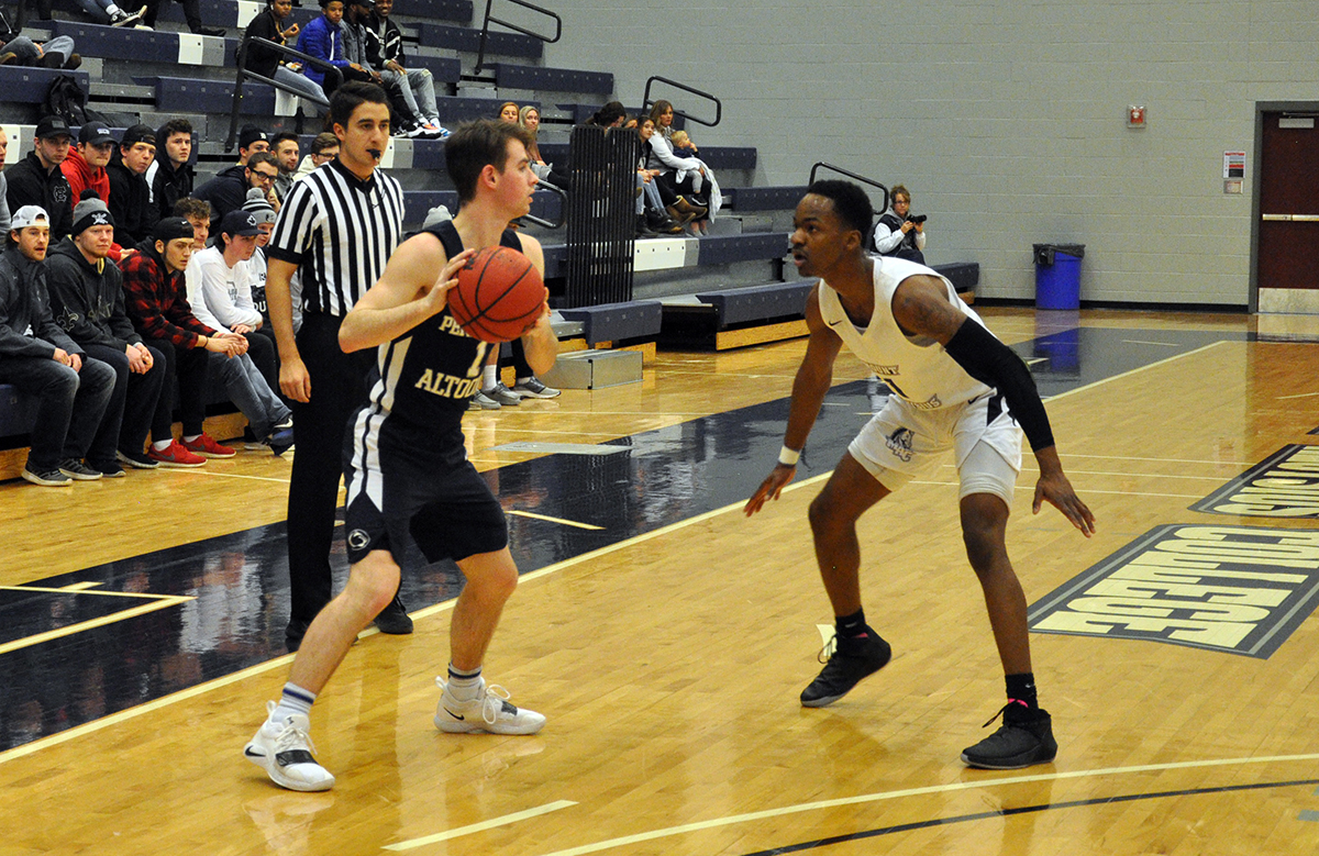 Men&rsquo;s Basketball Edged 84-82 by Hilbert