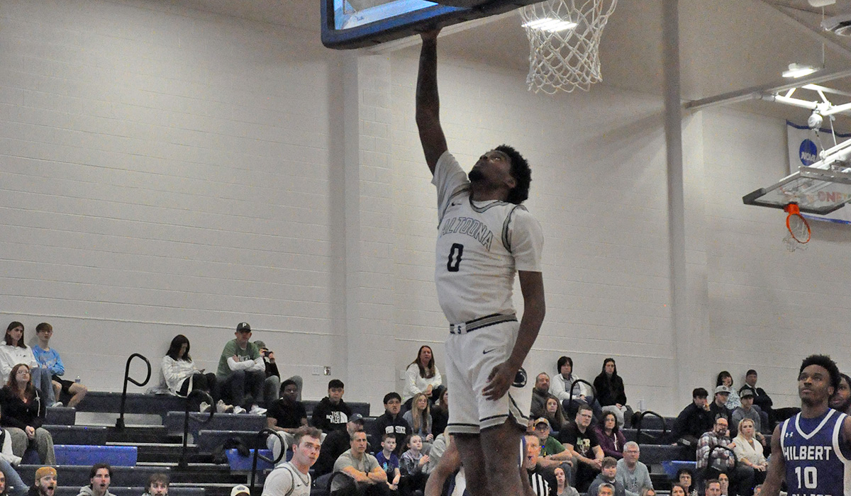 Men&rsquo;s Basketball Fights Past Hawks to Advance in AMCC Tourney