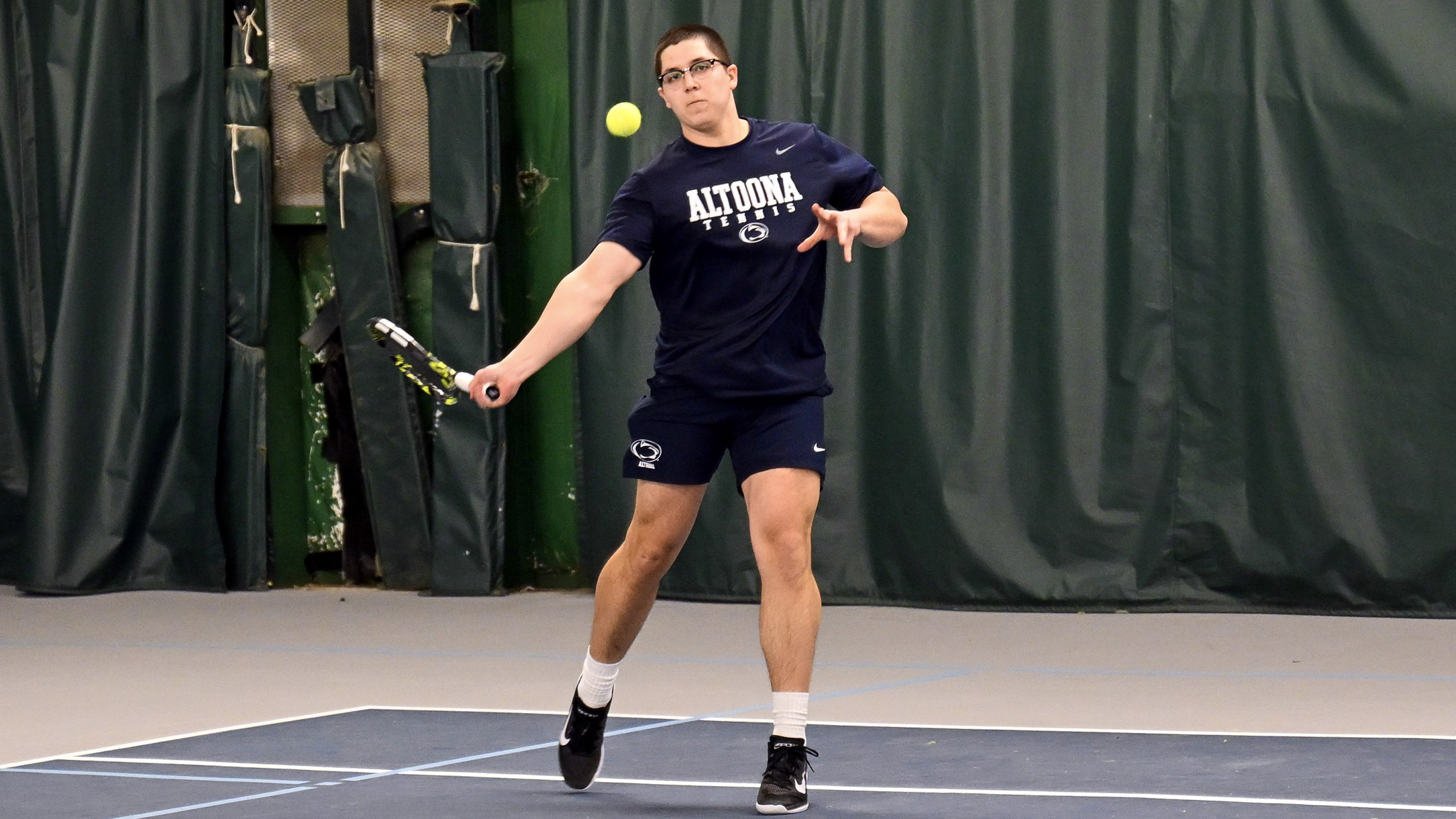 Men's Tennis Prevails Against Presidents, 4-3