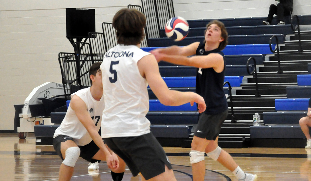 Men&rsquo;s Volleyball Falls 3-2 to Medaille