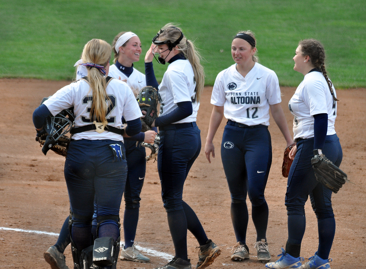 Softball Splits Friday Doubleheader With Hilbert