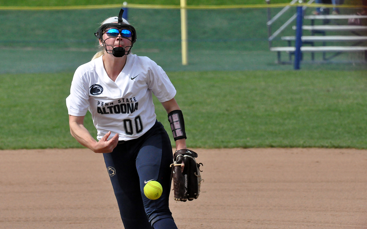 Softball Earns Sweep of AMCC Foe La Roche