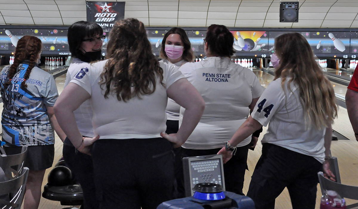 Women&rsquo;s Bowling Holds 13th Place After Day Two of SFU Invite