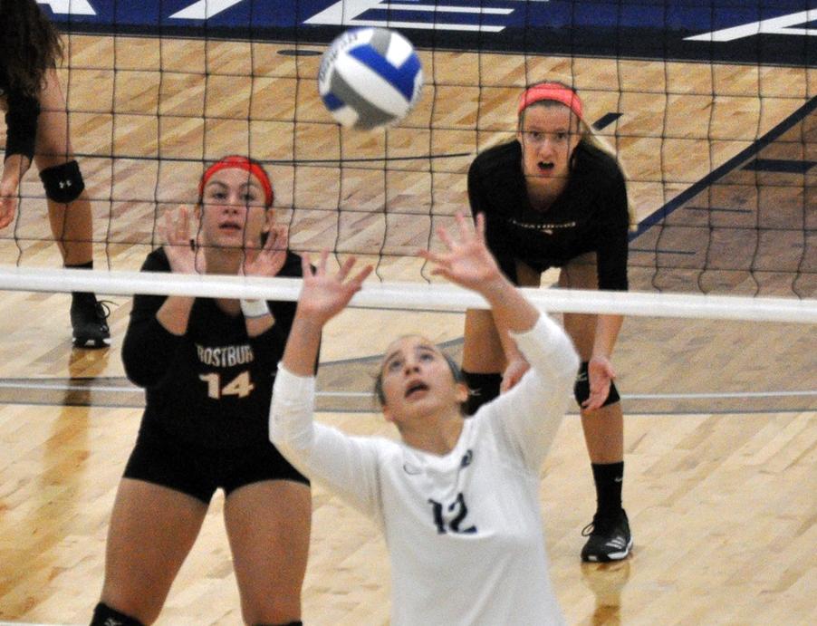 Photo: Penn State Altoona freshman setter Lauren Moran had 17 assists in Thursday night's loss at Susquehanna University.