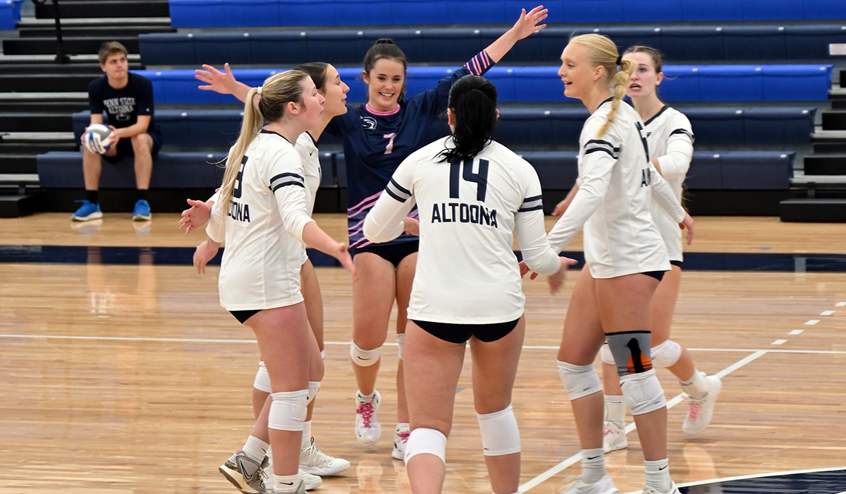 Women&rsquo;s Volleyball Tops Hilbert, 3-2